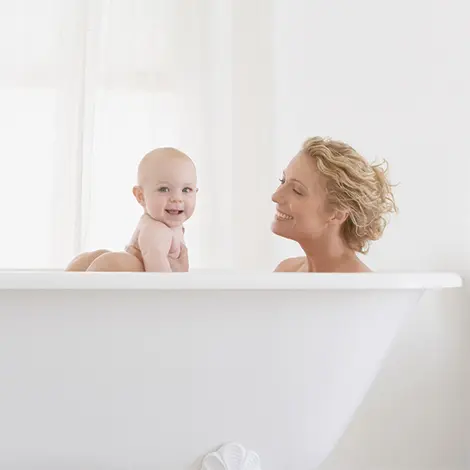 Mycie noworodka, czyli praktyczne wskazówki w kąpieli