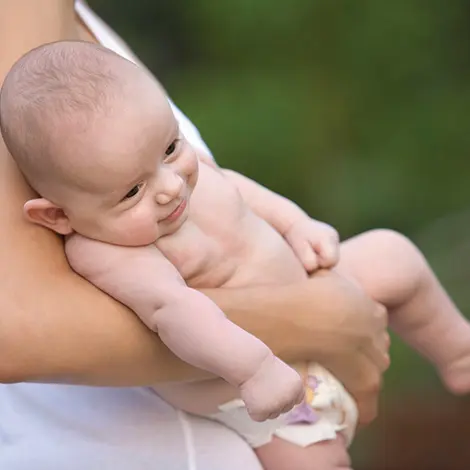 Pierwsza kąpiel noworodka. Jak zaprzyjaźnić niemowlaka z wodą?